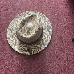 帽子 がiLostで Arriva Achterhoek-Rivierenland によって報告されました