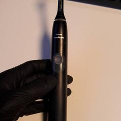 Fogkefe Zwart, amint azt Van der Valk Hotel Tiel az iLost segítségével jelentette.