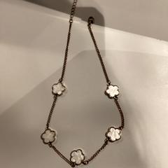 Ketting Gold and white, zoals gemeld door MEININGER Hotel Paris Porte de Vincennes met iLost