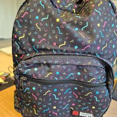 バックパック zwart met kleurtjes がiLostで Connexxion Zeeland によって報告されました