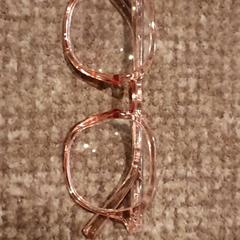 Szemüveg, amint azt Van der Valk Hotel Apeldoorn - De Cantharel az iLost segítségével jelentette.