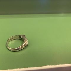 Ringa zilver zwarte steen, rapporterat av Eindhoven Airport med iLost