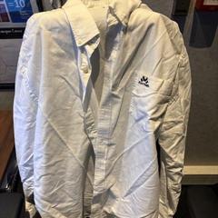 Chemisier wit blousje met logo, a été signalé par Haven Hotel Rotterdam utilisant iLost