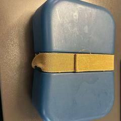 Broodtrommel Blauw/ gouden elastiek, zoals gemeld door Gebo Tours met iLost