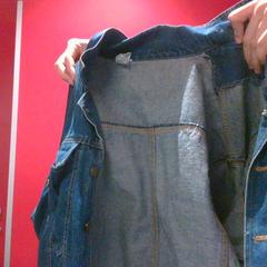 Jaqueta vaquera Blue jeans / denim jacket, segons ha informat MEININGER Hotel Roma Termini mitjançant iLost