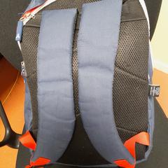 Bag bleu marine, som rapportert av TCL ved bruk av iLost