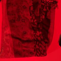 Kendő sjaal, amint azt KABUL à GoGo / Teatro az iLost segítségével jelentette.