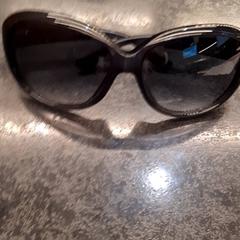 Eguzkitako betaurrekoak, gisa salatu by Rotterdam The Hague Airport iLost erabiliz