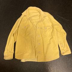 Kabát Mustard, jak nahlášeno Ramada by Wyndham Amsterdam Airport Schiphol pomocí iLost