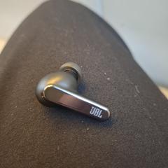 Zwarte JBL Earbud, jak bylo nahlášeno na iLost