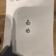 Fülbevaló Grijs, amint azt Van der Valk Hotel Haarlem az iLost segítségével jelentette.