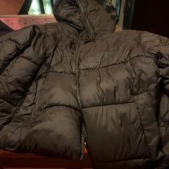 Kurtka Zwarte puffer, zgłoszono przez Café Leentje przy użyciu iLost