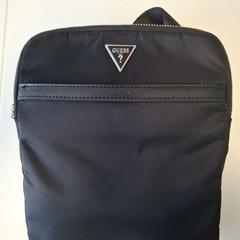 Clutch bag Noire de marque GUESS, as reported by ilévia using iLost