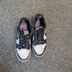 حذاء رياضي، كما تم الإبلاغ عنه بواسطة TCR Tours عبر iLost