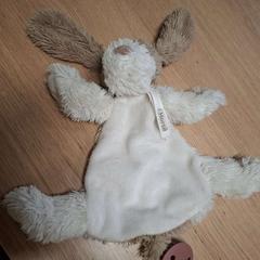 Knuffelkonijn met speen, amint azt IKEA Duiven az iLost segítségével jelentette.