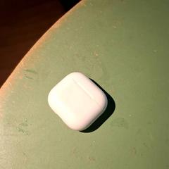 Airpod Blanc, como reportado por IKEA Villiers-sur-Marne utilizando o iLost