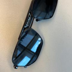 Óculos de sol, como reportado por Pathé Schouwburgplein utilizando o iLost