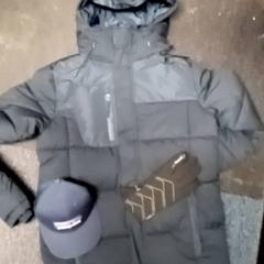 Chaqueta, Cap & Luva Black, segundo informou Mövenpick Hotel Amsterdam City Centre usando iLost