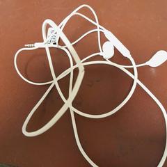 Headphones blanc, as reported by TCL using iLost