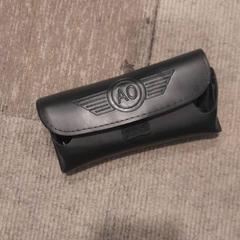 Glasögonfodral med glasögon in, rapporterat av Internationaal Theater Amsterdam med iLost