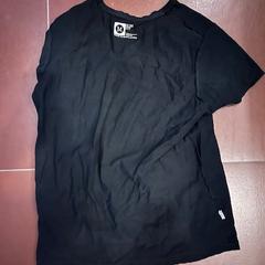 Tshirt zwart, como reportado por WestCord Hotel Eindhoven utilizando o iLost