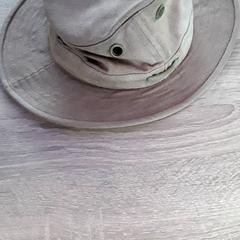Chapeau Beige, a été signalé par EBS Tramplein utilisant iLost