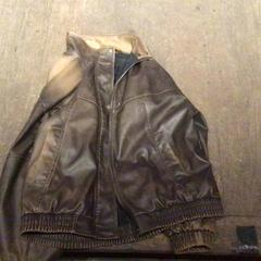 Dzseki Teruggebracht Don op Vrij 3 april Bruin leer, amint azt De Heeren van Aemstel az iLost segítségével jelentette.