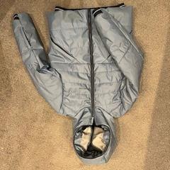 السترة Wedze Decathlon blauw grijs، كما تم الإبلاغ عنه بواسطة Van der Valk Hotel Deventer عبر iLost