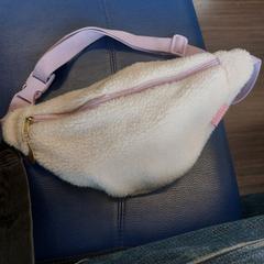 Tasje in amsterdam (fannypack wit en paars), jak bylo nahlášeno na iLost