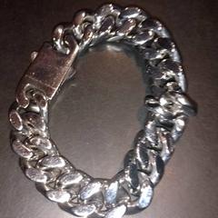 Polsera, segons ha informat TivoliVredenburg mitjançant iLost