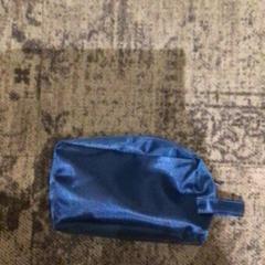 حقائب حمل وحقائب اليد Blauw toilettas gevonden op 7-1، كما تم الإبلاغ عنه بواسطة Van der Valk Rotterdam Blijdorp عبر iLost
