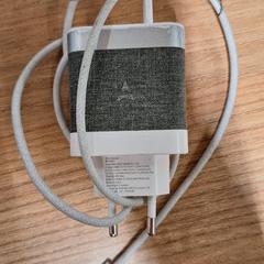 Usb nabíječka Grey & white, jak nahlášeno Vrije Universiteit Brussel (VUB) pomocí iLost