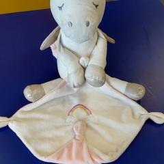 Peluche pulseira Licorne avec couverture, como reportado por IKEA Rennes - Pacé utilizando o iLost
