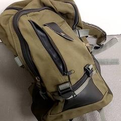 Mochila groen met leren flapje bovenaan, segundo informou Centraal magazijn usando iLost