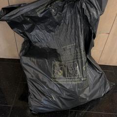 Vuilniszak met kleding, zoals gemeld door Pouw Vervoer met iLost