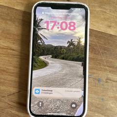 Blauwe IPhone 14 in roze hoesje, som rapportert til iLost