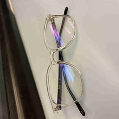 Rayban bril, amint azt az iLostnak jelentették.