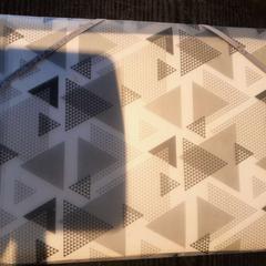 Pochette transparente noire et blanche, come riportato da TCL utilizzando iLost