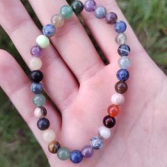 Armbandje met gekleurde steentjes/ edelstenen, iLost-i jakinarazi zaion moduan