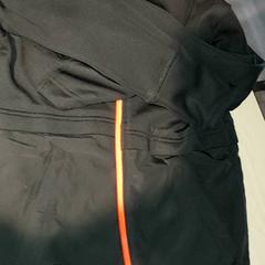 Vestiario - kinder vest, come riportato da Regio Antwerpen - Brussel utilizzando iLost