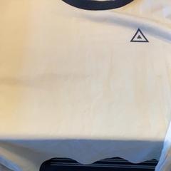 Camisola White, como reportado por MEININGER Hotel Berlin Central Station utilizando o iLost