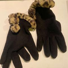 Kesztyű Black and Brown, amint azt Room Mate Bruno az iLost segítségével jelentette.