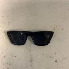 Sunglasses Zwart, as reported by Artis using iLost