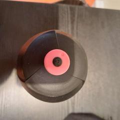 Gourde rose et noire, come riportato da TCL utilizzando iLost