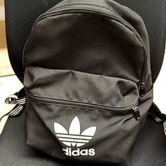 Taška Adidas, jak nahlášeno Qbuzz GD Groningen Peizerweg pomocí iLost