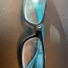 Lunettes Blue, a été signalé par MEININGER Hotel Berlin Central Station utilisant iLost