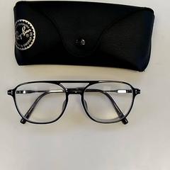 안경이 있는 안경 케이스 Zwart, iLost를 사용하여 Bobbejaanland에 보고됨