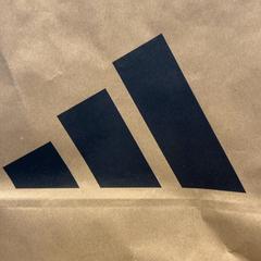 Purchase adidas, come riportato da Designer Outlet Roermond utilizzando iLost