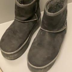 Cipő Suede, amint azt MEININGER Hotel Copenhagen az iLost segítségével jelentette.