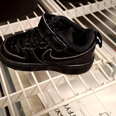 Zapatos de niños Noir, ha sido reportado por IKEA Paris Nord Roissy con iLost